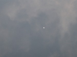 Venus scheint durch Wolken