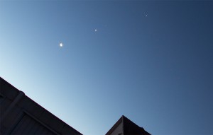 Schnell wurde es hell, aber da waren sie noch einmal: Mond, Venus, Mars (kleines, rötliches Pünktchen), Jupiter (v.l.)