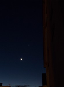 Planetenparade 2015 – Mond, Venus, Mars (kleines, rötliches Pünktchen), Jupiter (v.l.)