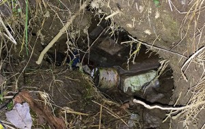 Ein Erdloch, von "findigen" Anglern als Mülloch missbraucht: Maisdosen, Wurmbox aus Styropor, Plastikverpackungen für Zubehör